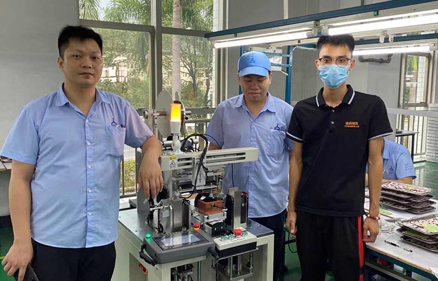 山禮電子自動貼膜機售后現場